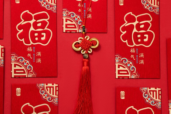 手工编织工艺品中国结红包近景高清图版权图片下载