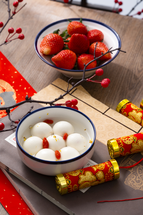新年喜庆桌面汤圆草莓版权图片下载