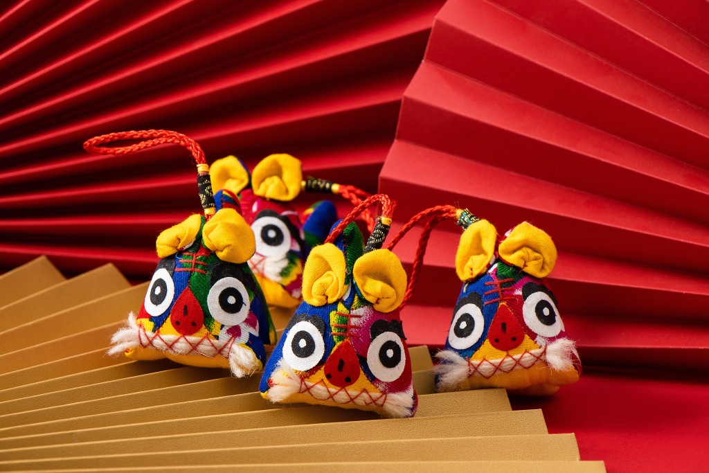 喜迎新年传统玩偶布老虎特写图版权图片下载