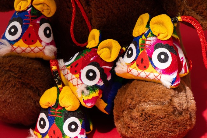 毛绒棕色小熊怀抱布老虎实拍图