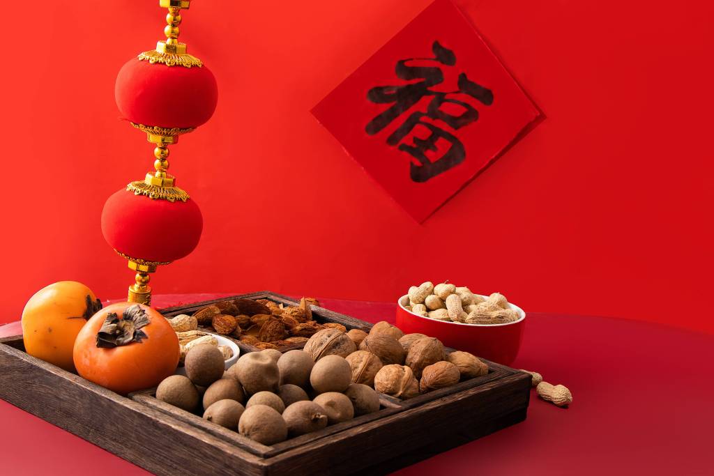 新春红灯笼干果拼盘实拍图版权图片下载