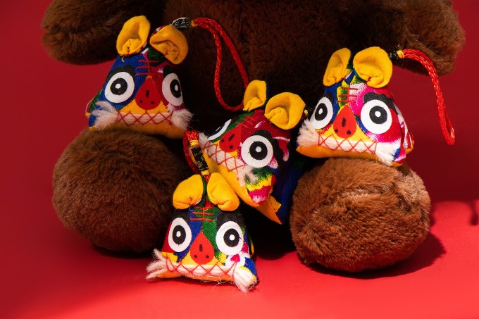 布偶小熊脚边布老虎实拍图