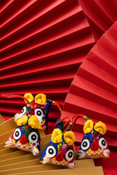 红黄色折扇中国风布老虎近景图版权图片下载