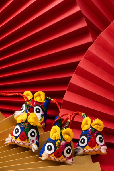 红黄色折扇中国风布老虎近景图