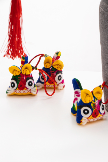 三只憨态可掬布老虎玩偶实拍图