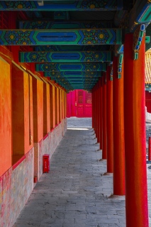 古代古风建筑红色走廊竖图