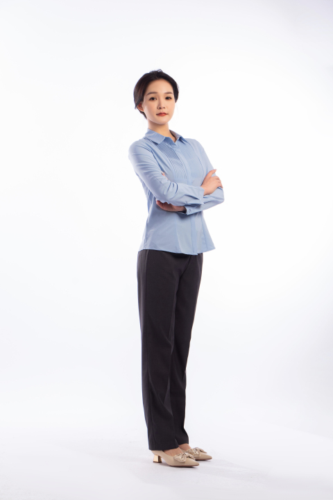 环抱胸前的女性高清图版权图片下载