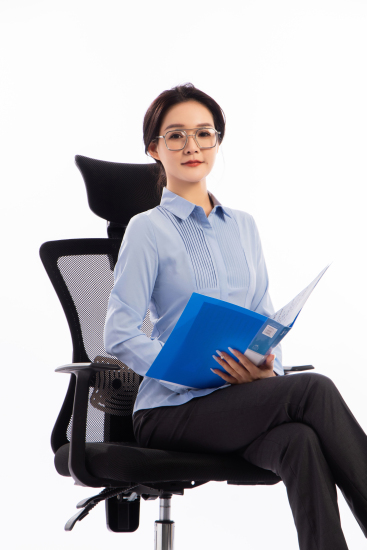 端庄坐着的女人高清图