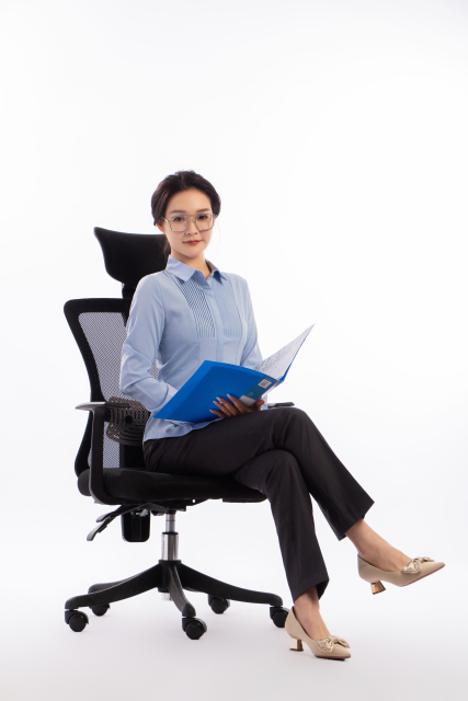 温文尔雅坐着的女人高清图