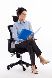 坐在椅子上看文件的女人高清图