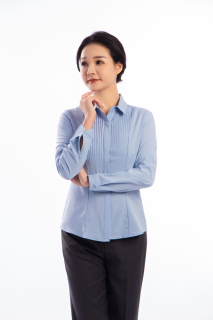 一只手托着腮站立的女人高清图