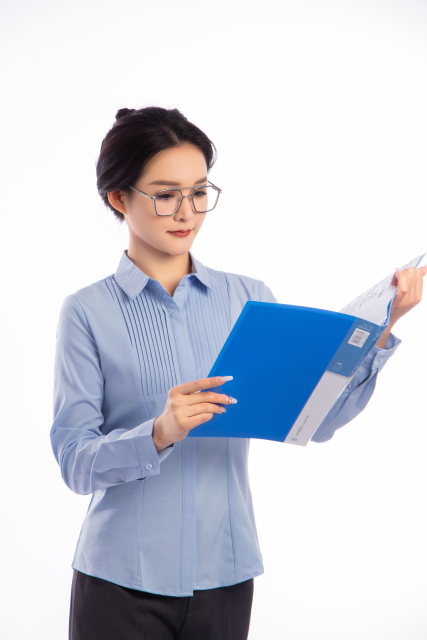 戴眼镜看文件的女人高清图