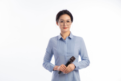 拿话筒的女性讲师高清图