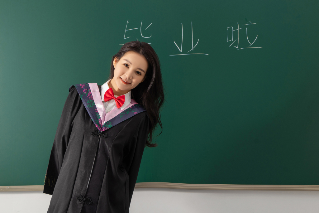 博士毕业生外头姿势纪念照版权图片下载