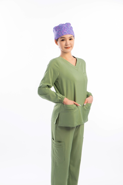 绿色手术服女医生双手插口袋侧身实拍图