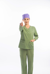 绿色手术服女医生单手比赞实拍图