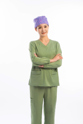 绿色手术服女医生双手环抱实拍图