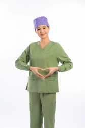 绿色手术服女医生比心高清图