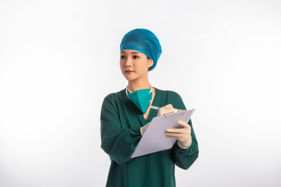 女护士正在了解病情实拍图