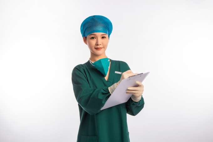 手拿档案记录病例的护士高清图