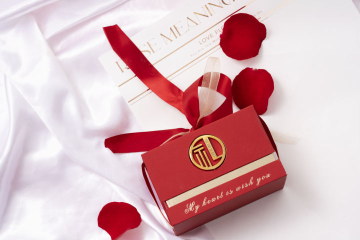 红色玫瑰花瓣礼物礼盒高清图版权图片下载
