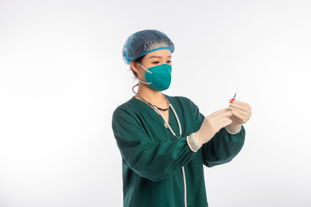 手拿针剂的护士高清图版权图片下载