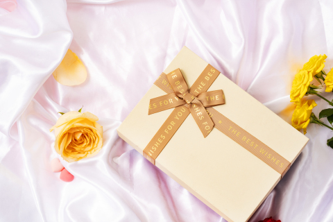 节日礼物装饰浪漫黄玫瑰图片