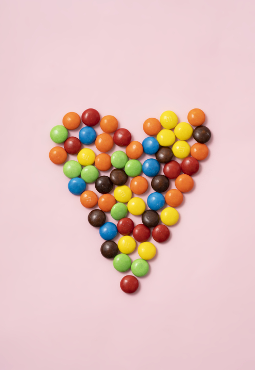 堆积成爱心的彩色糖果版权图片下载