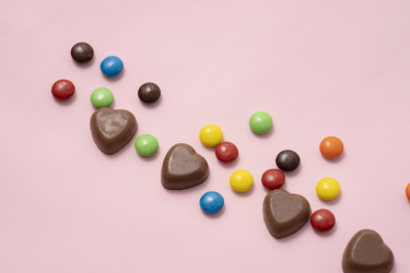 甜蜜糖豆爱心巧克力近拍图