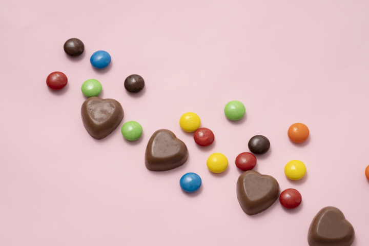 甜蜜糖豆爱心巧克力近拍图版权图片下载