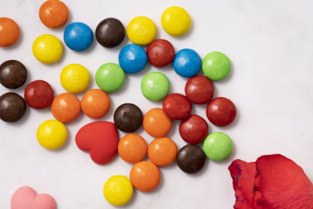 彩色巧克力豆堆积版权图片下载