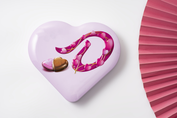 情人节粉色心形巧克力实拍图版权图片下载