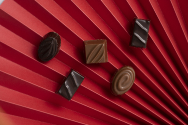 红色设计感桌面香醇巧克力礼物图片