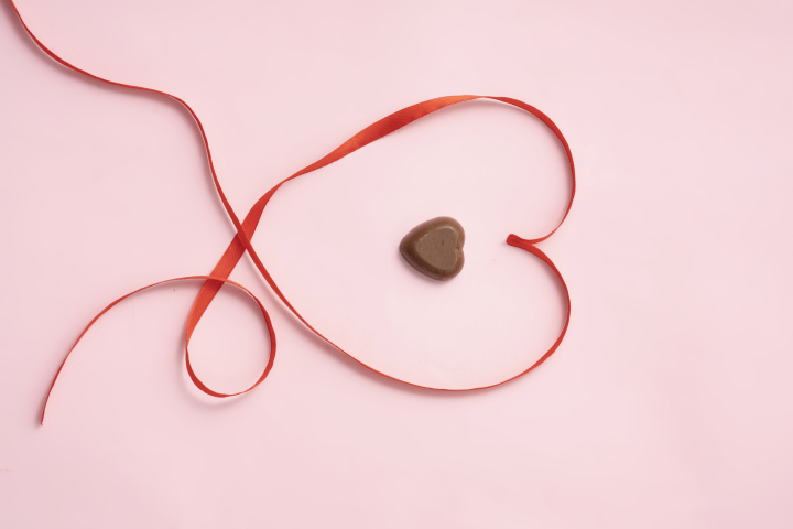 红丝带爱心围绕爱心巧克力版权图片下载