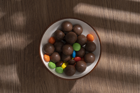 阳光下的一碗巧克力豆图片