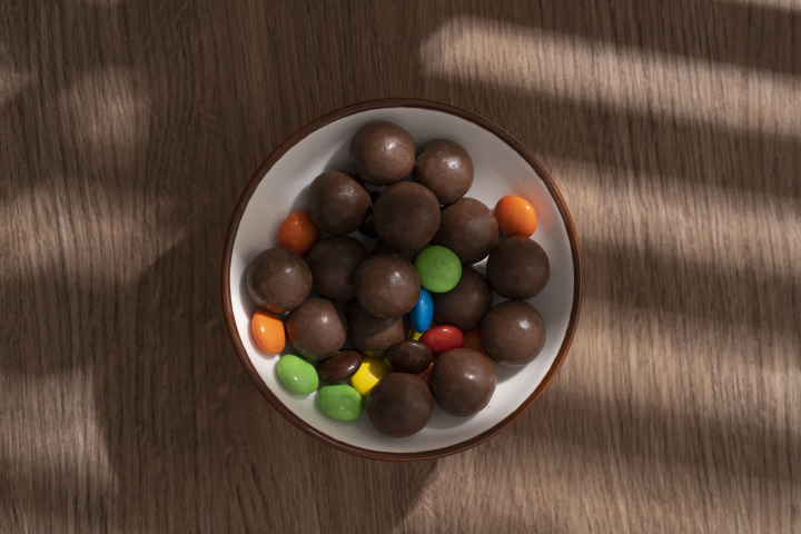 阳光下的一碗巧克力豆版权图片下载