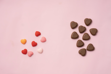 粉色爱心糖果香醇黑巧图片