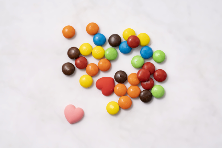 手工彩色糖豆爱心巧克力高清图版权图片下载