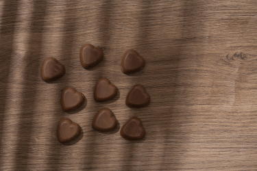 高端桌面夹心巧克力摆拍图