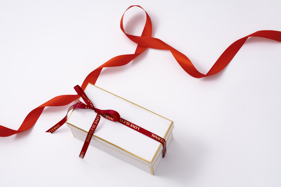 白色金边香水包装盒高清图