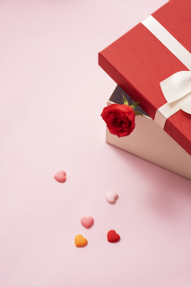 玫瑰礼品盒旁散落巧克力实拍图