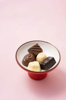桌面碗里的奶油巧克力图片