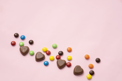 彩色糖豆桌面爱心巧克力图片