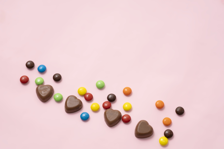 彩色糖豆桌面爱心巧克力版权图片下载