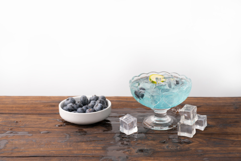 桌面水果蓝莓调制饮料图片