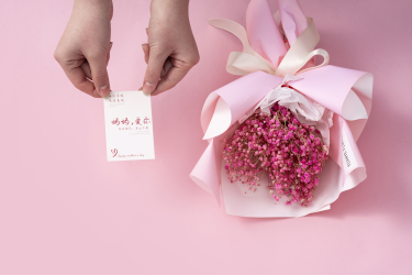 粉色满天星花束节日卡片高清图