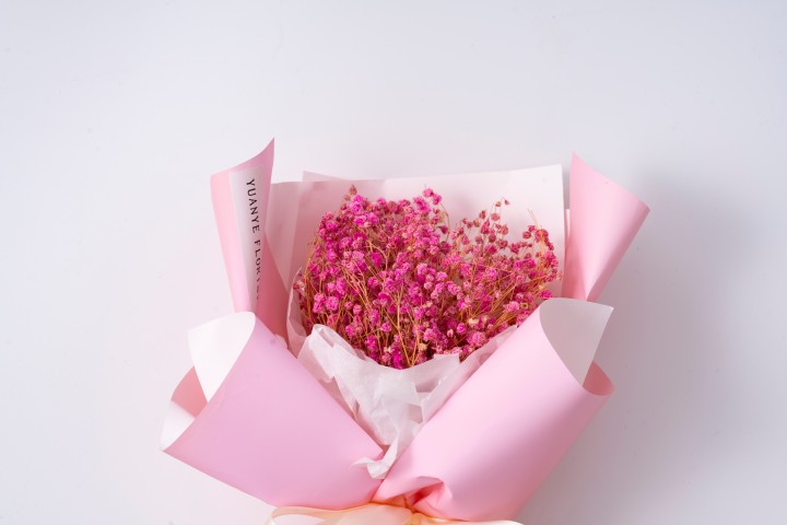 粉色包装纸满天星花束实拍图版权图片下载