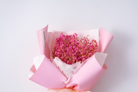 粉色包装纸满天星花束实拍图