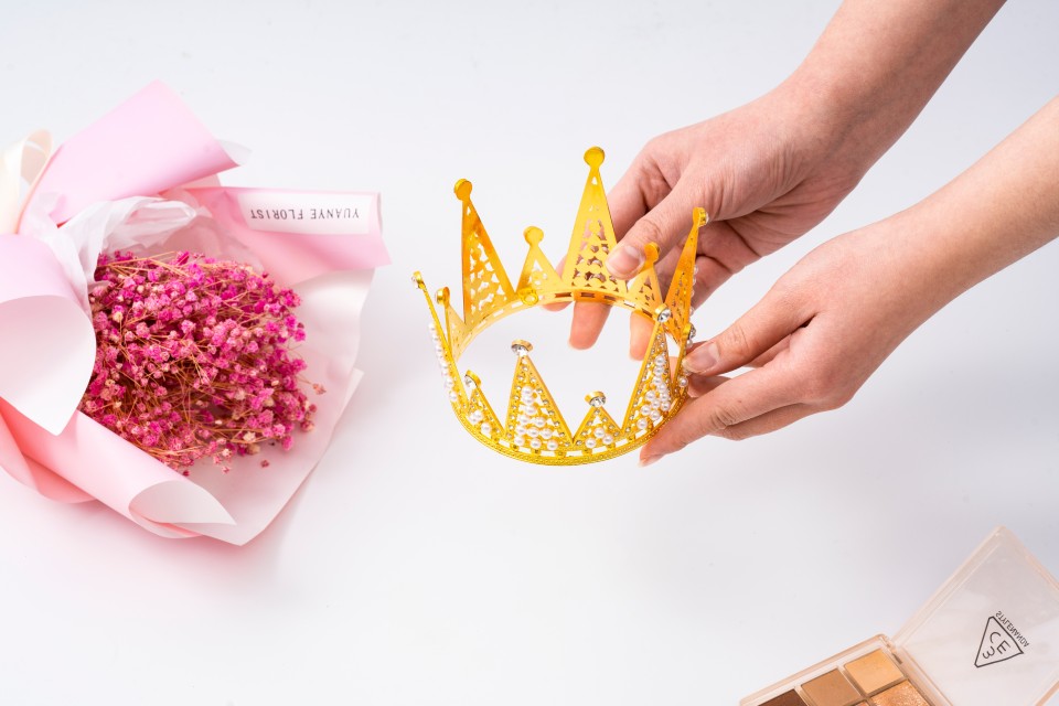 手拿皇冠送给妈妈高清图