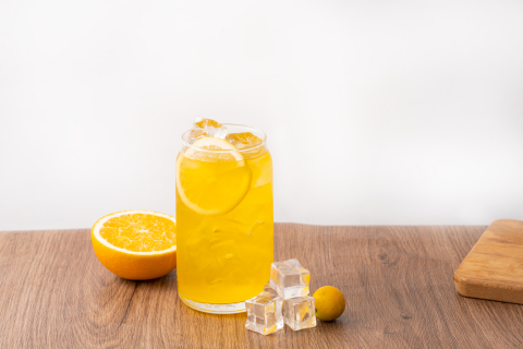 夏日清凉冰块香橙饮品图片
